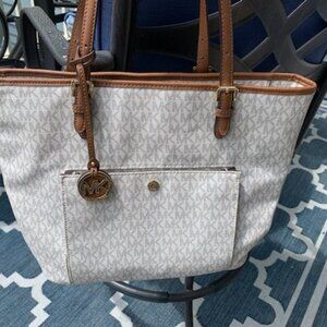 Michael Kors Jet Set Large Snap Pocket Tote